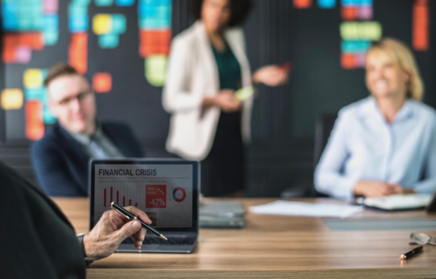 Mesa de trabalho com calculadora, documentos financeiros e café