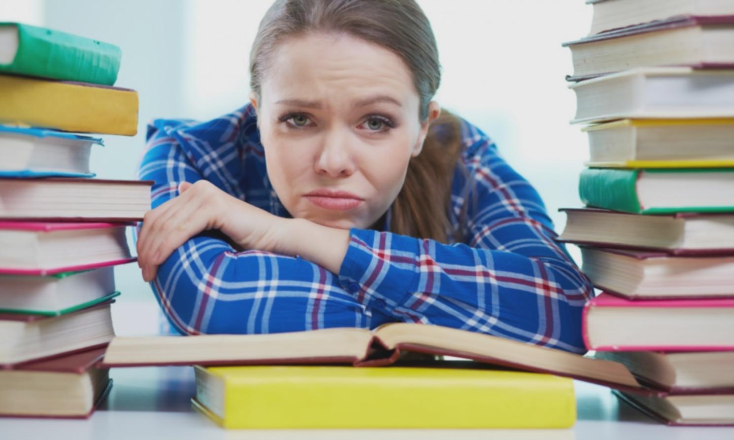 Consultor financeiro trabalhando com gráficos e dados para análise de psicologia financeira