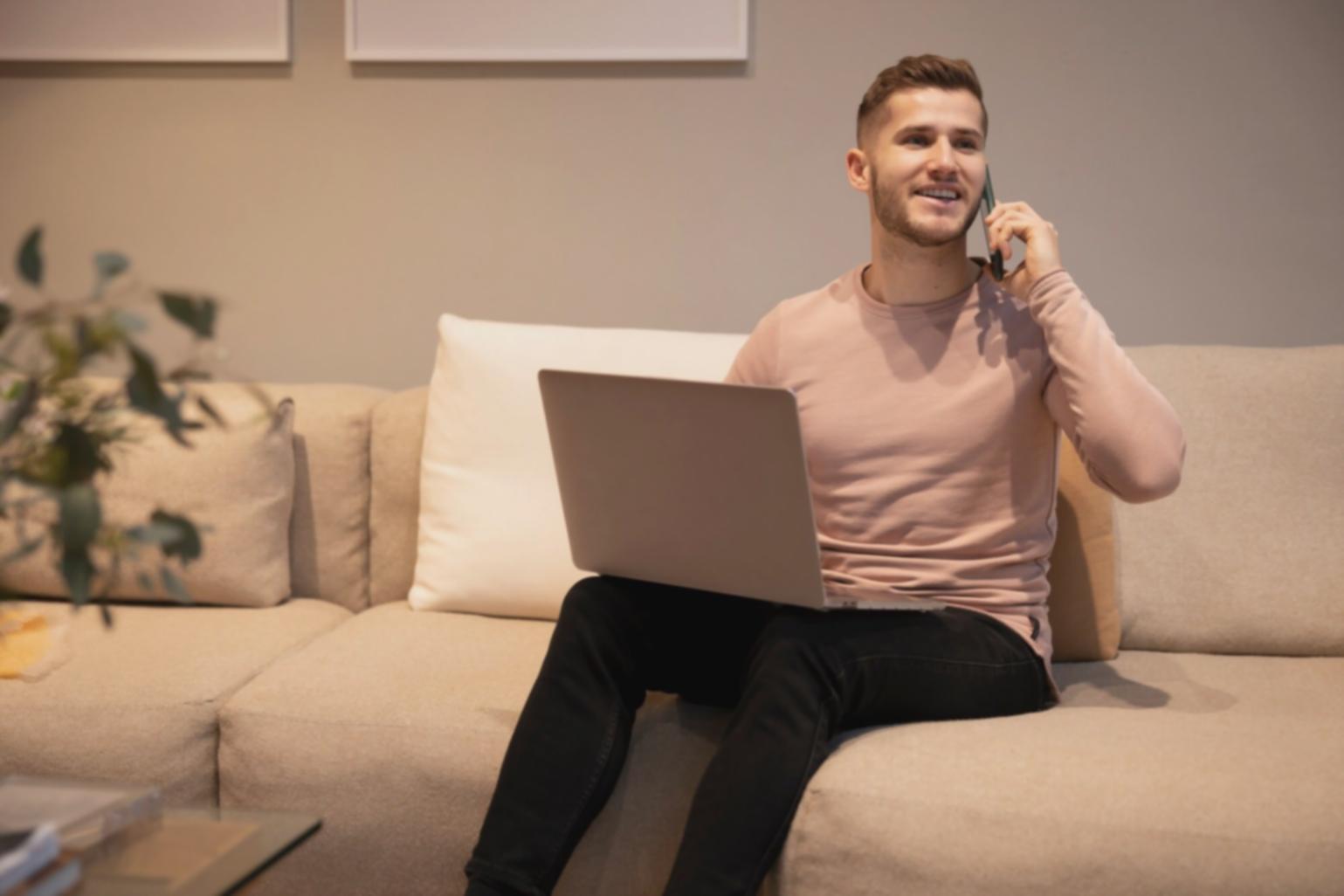 Ambiente doméstico confortável com elementos de organização financeira