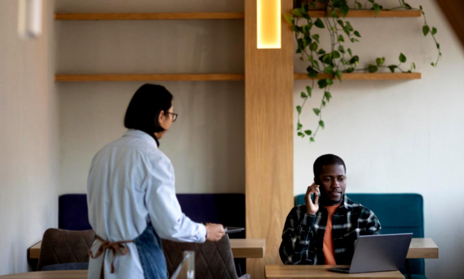 Workspace organizado com elementos de planeamento financeiro