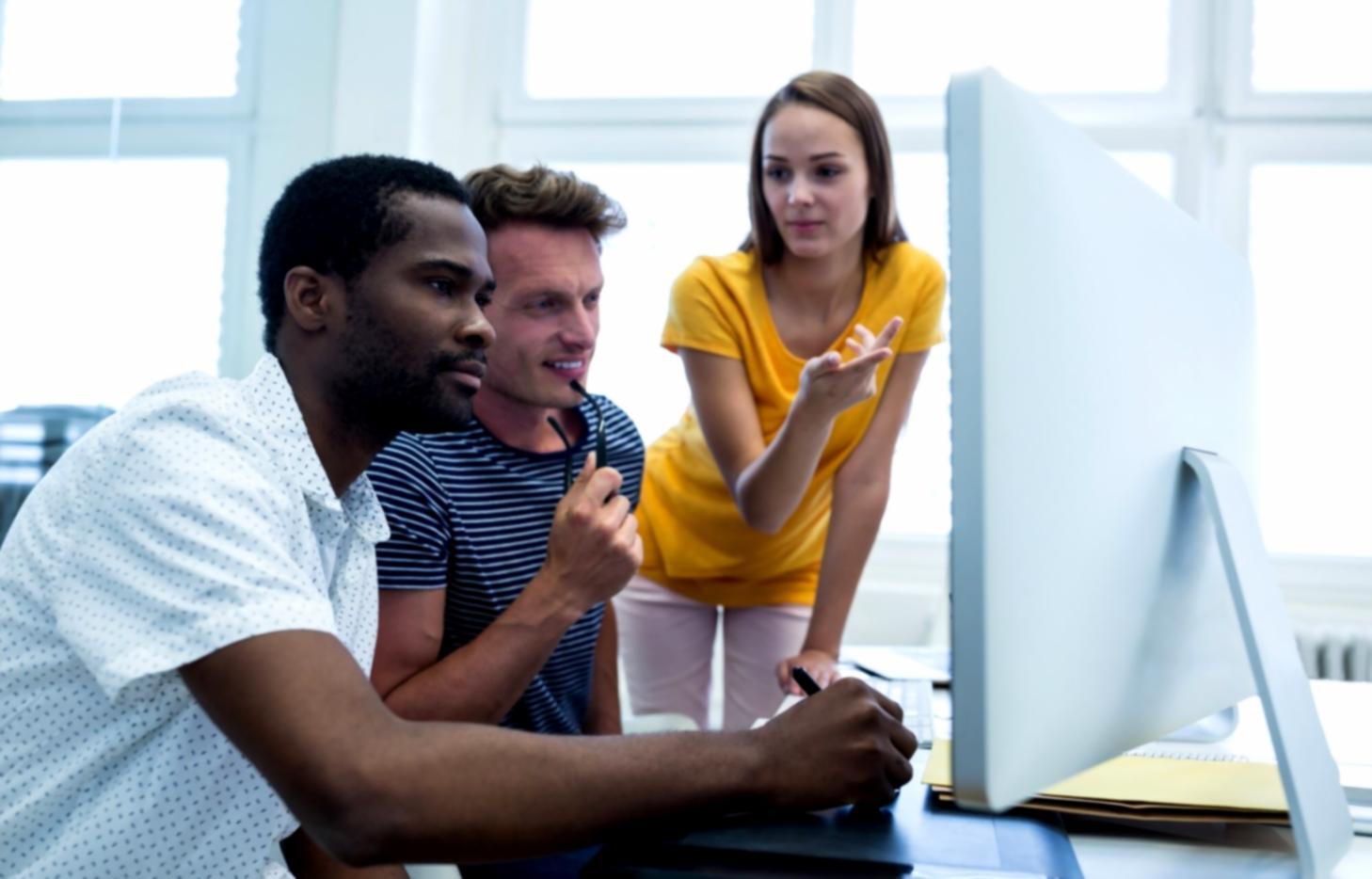 Ambiente de trabalho organizado com documentos financeiros e calculadora