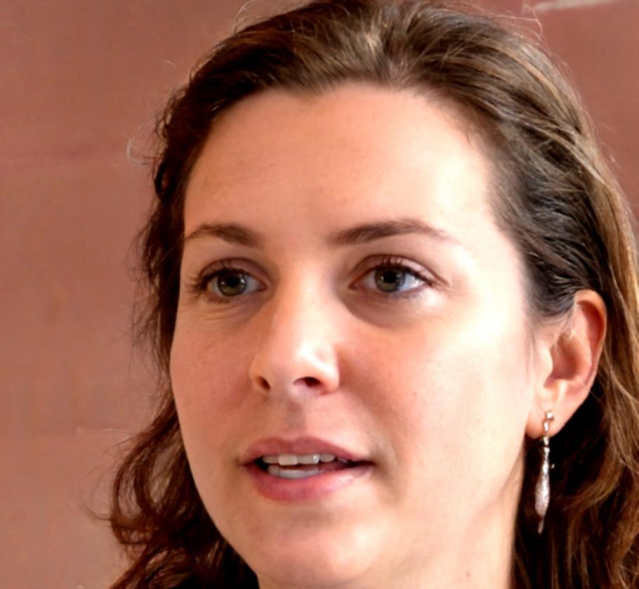 Mulher jovem sorridente em ambiente profissional, representando confiança financeira